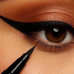 Bisha black ESSENTIAL DESIGNER eyeliner